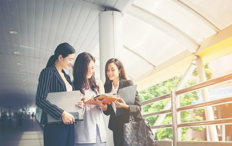 人才是企業核心競爭力的重要組成部分，集團致力于為員工提供優越的職業發展通道，搭建一個充滿活力、公平競爭的工作平臺。